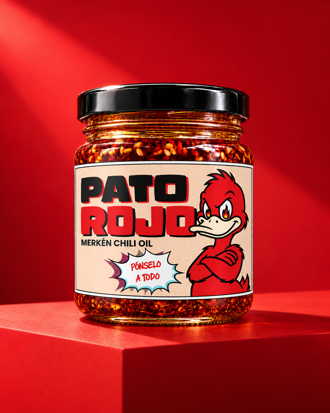 Pato Rojo Merkén Chili Oil con su etiqueta oficial sobre un pedestal rojo